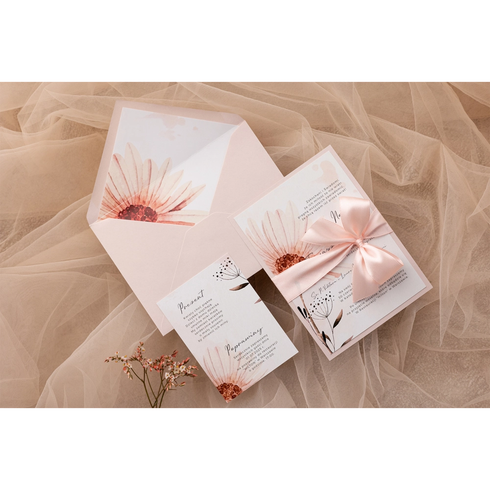 Zaproszenia ślubne Natalie z pudrowo różową kopertą, wkładką i wstążką