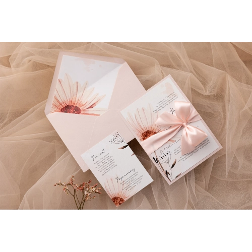 Zaproszenia ślubne Natalie z pudrowo różową kopertą, wkładką i wstążką