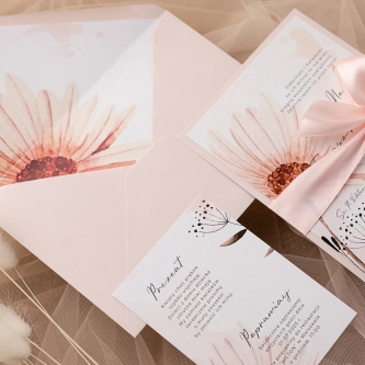 Zaproszenia ślubne Natalie z&nbsp;pudrowo różową kopertą, wkładką i&nbsp;wstążką