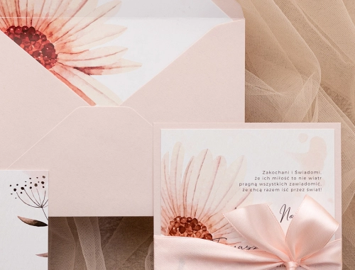 Zaproszenia ślubne Natalie z pudrowo różową kopertą, wkładką i wstążką