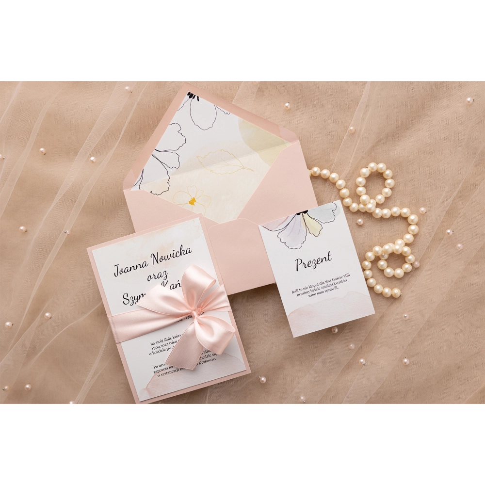 Delikatne Zaproszenia ślubne Watercolor Wedding - Motyw 1 z&nbsp;pudrowo różową kopertą, wstążką i&nbsp;papierem ozdobnym