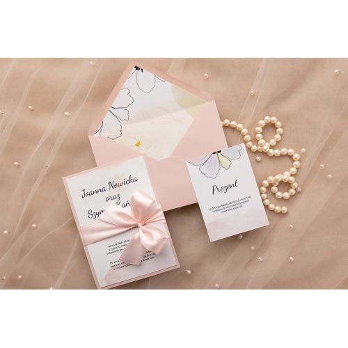 Delikatne Zaproszenia ślubne Watercolor Wedding - Motyw 1 z&nbsp;pudrowo różową kopertą, wstążką i&nbsp;papierem ozdobnym