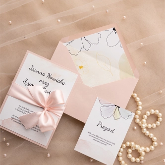 Delikatne Zaproszenia ślubne Watercolor Wedding - Motyw 1 z&nbsp;pudrowo różową kopertą, wstążką i&nbsp;papierem ozdobnym