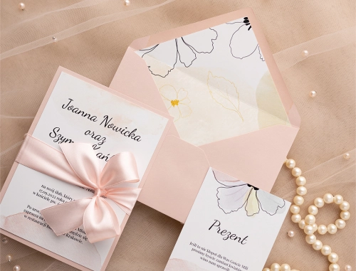 Delikatne Zaproszenia ślubne Watercolor Wedding - Motyw 1 z pudrowo różową kopertą, wstążką i papierem ozdobnym