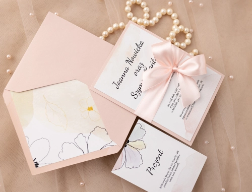 Delikatne Zaproszenia ślubne Watercolor Wedding - Motyw 1 z pudrowo różową kopertą, wstążką i papierem ozdobnym