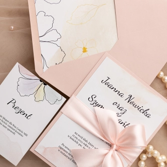Delikatne Zaproszenia ślubne Watercolor Wedding - Motyw 1 z&nbsp;pudrowo różową kopertą, wstążką i&nbsp;papierem ozdobnym