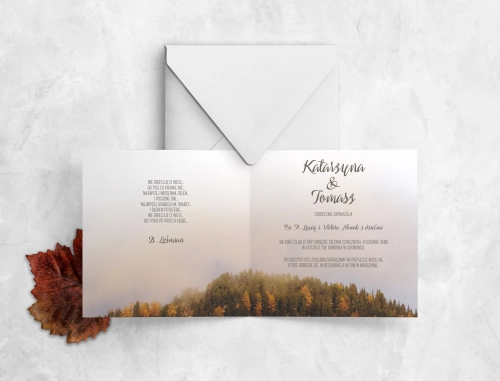 Piękne leśne zaproszenie z lasem we mgle i białą kopertą