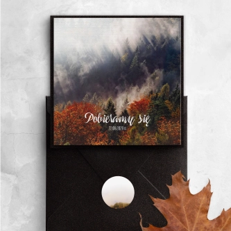 Zaproszenie leśne z&nbsp;ciemną kopertą i&nbsp;podklejką perłową oraz z&nbsp; wklejką i&nbsp;zaklejką