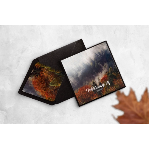 Zaproszenie leśne z&nbsp;ciemną kopertą i&nbsp;podklejką perłową oraz z&nbsp; wklejką i&nbsp;zaklejką