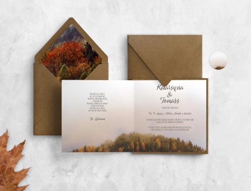 Ekologiczne zaproszenie z jesiennym lasem na papierze prążkowanym