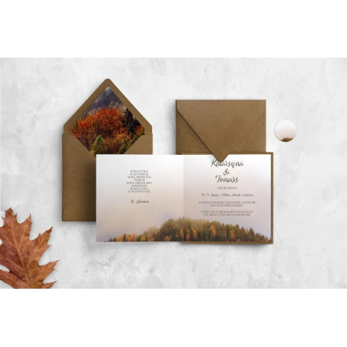 Ekologiczne zaproszenie z jesiennym lasem na papierze prążkowanym