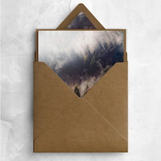 Ekologiczne zaproszenie z&nbsp;jesiennym lasem na papierze prążkowanym