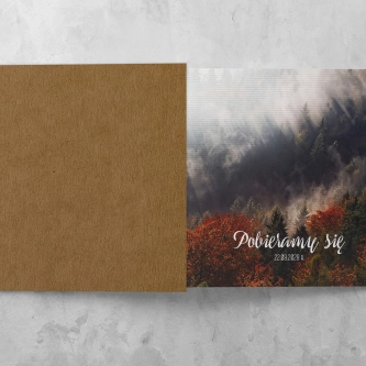 Ekologiczne zaproszenie z&nbsp;jesiennym lasem na papierze prążkowanym