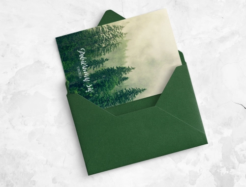 Zielone zaproszenie drukowane na papierze satynowym z piękną kopertą