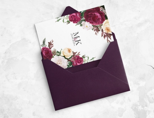 Piękne zaproszenie z kwiatami wiosennymi i kopertą fioletową