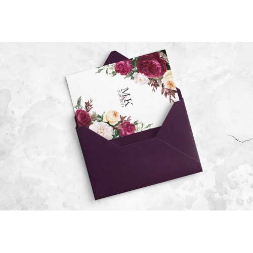 Piękne zaproszenie z kwiatami wiosennymi i kopertą fioletową