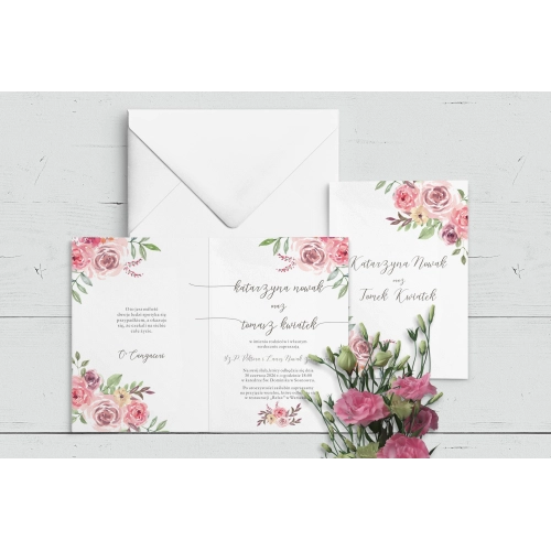 Zaproszenie z kwiatami w odcieniach różu z kopertą w kolorze białym