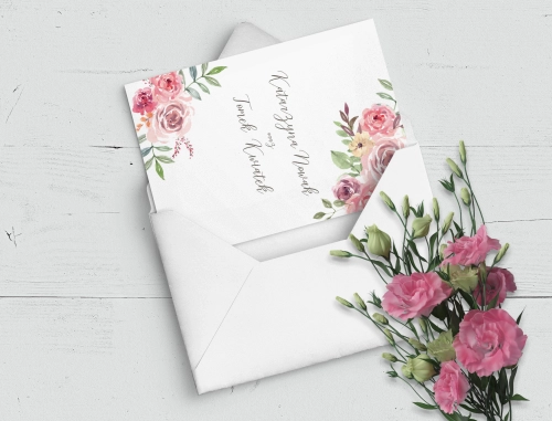 Zaproszenie z kwiatami w odcieniach różu z kopertą w kolorze białym