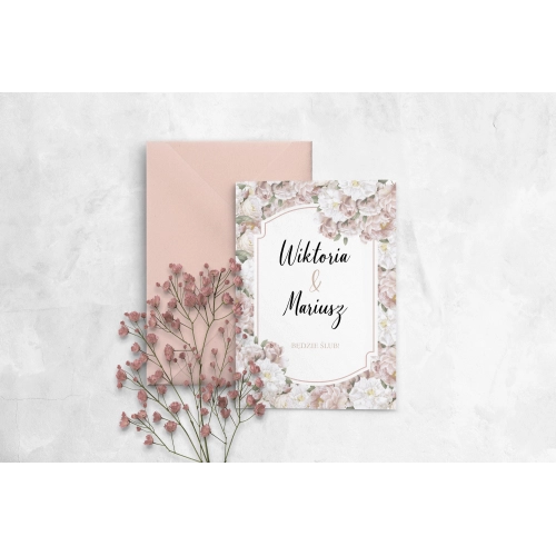 Delikatne zaproszenie z pięknymi kwiatami wiosennymi oraz z kopertą w kolorze pudrowego różu