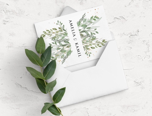 Liściaste zaproszenie drukowane na papierze satynowym z piękną kopertą w kolorze białym