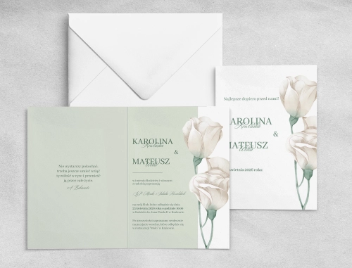 Piękne zielone zaproszenie z białym kwiatem i dopasowaną kopertą