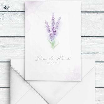 Lawendowe zaproszenie z&nbsp;piękną dopasowaną kopertą w&nbsp;kolorze białym