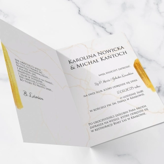 Złote zaproszenie Marble z&nbsp;piękną kopertą, podklejką i&nbsp;opaską z&nbsp;papieru