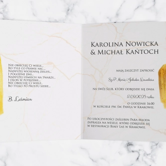 Złote zaproszenie Marble z&nbsp;piękną kopertą, podklejką i&nbsp;opaską z&nbsp;papieru