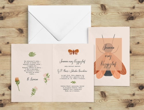 Rustykalne zaproszenie z motylem drukowane na papierze satynowym z białą kopertą