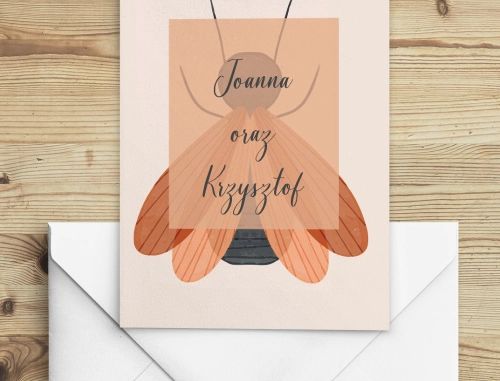 Rustykalne zaproszenie z motylem drukowane na papierze satynowym z białą kopertą