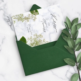 Zaproszenie ślubne z&nbsp;gipsówką i&nbsp;marmurkiem oraz z&nbsp;kopertą ciemno zieloną