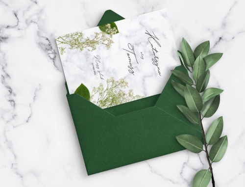 Zaproszenie ślubne z gipsówką i marmurkiem oraz z kopertą ciemno zieloną