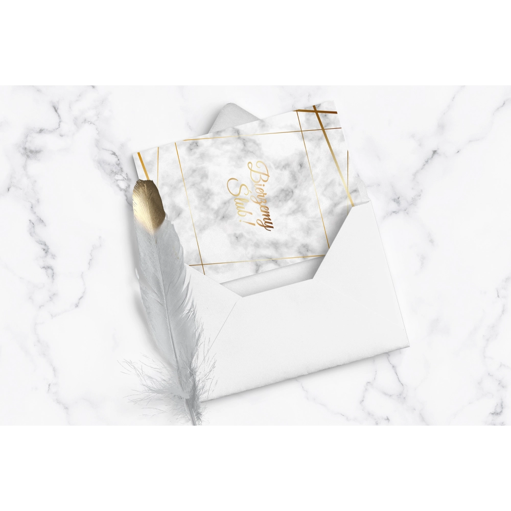 Marmurkowe zaproszenie ze złotymi liniami i piękną kopertą w kolorze białym