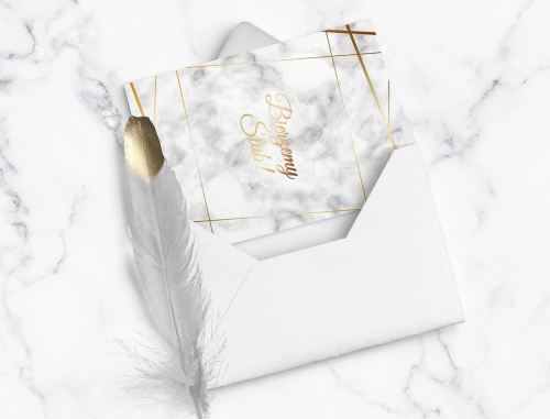 Marmurkowe zaproszenie ze złotymi liniami i piękną kopertą w kolorze białym