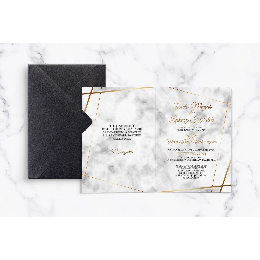 Nowoczesne zaproszenie Marmur & Złoto z&nbsp;efektem marmurkowym i&nbsp;złotymi wstawkami oraz z&nbsp;kopertą czarną perłową