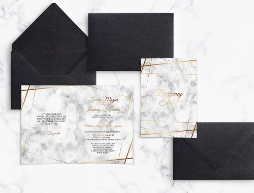 Nowoczesne zaproszenie Marmur & Złoto z efektem marmurkowym i złotymi wstawkami oraz z kopertą czarną perłową