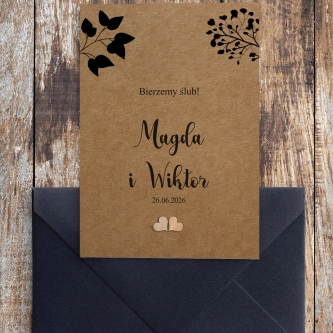 Oryginalne zaproszenie drukowane na papierze ekologicznych z&nbsp;granatową kopertą oraz przyklejanym drewnianym sercem
