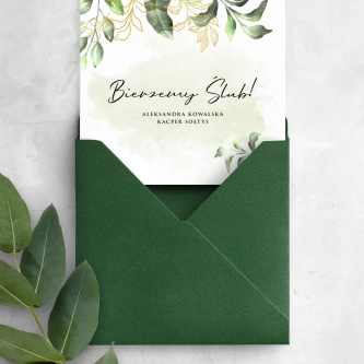 Piękne zielone zaproszenie ze złotymi listkami drukowane na papierze satynowym z&nbsp;ciemno zieloną kopertą