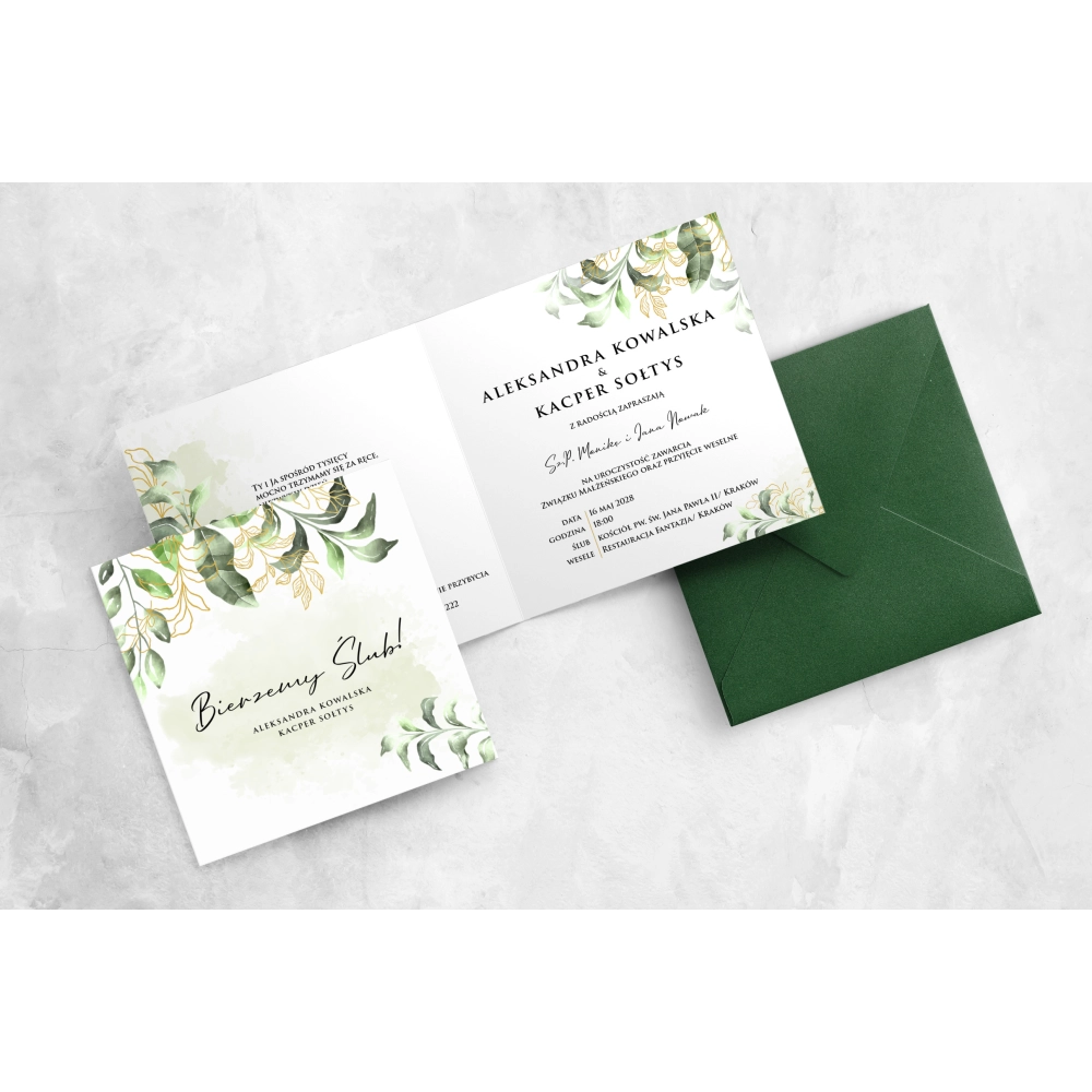 Piękne zielone zaproszenie ze złotymi listkami drukowane na papierze satynowym z ciemno zieloną kopertą