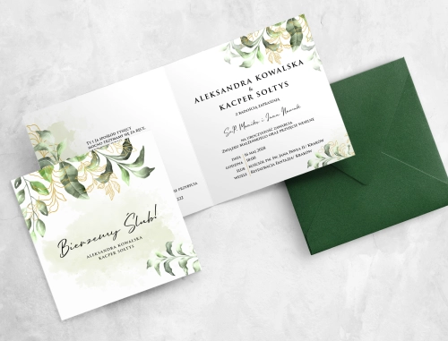 Piękne zielone zaproszenie ze złotymi listkami drukowane na papierze satynowym z ciemno zieloną kopertą