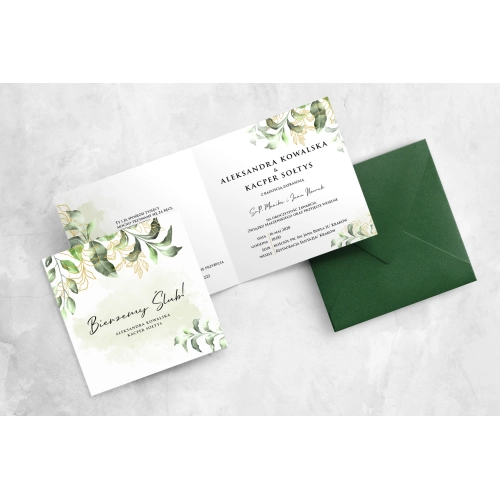 Piękne zielone zaproszenie ze złotymi listkami drukowane na papierze satynowym z ciemno zieloną kopertą