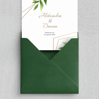 Liściaste zaproszenie z&nbsp;geometryczną ramką złotą drukowane na papierze satynowym z&nbsp;kopertą w&nbsp;kolorze ciemnej zieleni