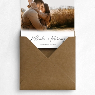 Piękne, minimalistyczne zaproszenie One Love ze zdjęciem i&nbsp;z dopasowaną kopertą w&nbsp;kolorze ekologicznym