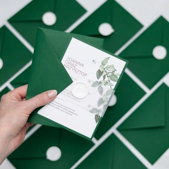 Piękne zaproszenie Meadow motyw 1 z&nbsp;kopertą i&nbsp;podklejką zieloną oraz opaską z&nbsp;kalki