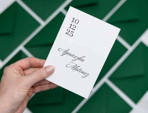 Piękne nowoczesne zaproszenie ślubne z wyróżniającą się datą ślubu oraz z kopertą ciemno zieloną