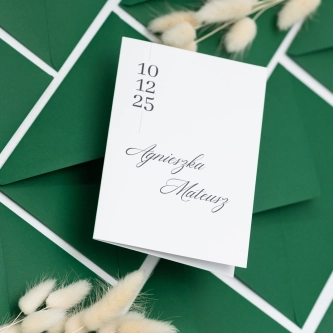 Piękne nowoczesne zaproszenie ślubne z&nbsp;wyróżniającą się datą ślubu oraz z&nbsp;kopertą ciemno zieloną