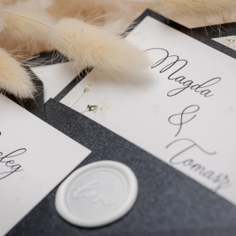 Eleganckie Zaproszenia ślubne Biały Czas z&nbsp;opaska i&nbsp;lakiem oraz z&nbsp;kopertą czarną perłową