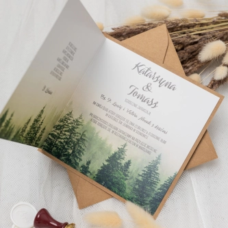Nowoczesne zaproszenie leśne z&nbsp;szaro perłową kopertą i&nbsp;podklejką