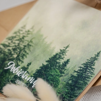 Rustykalne zaproszenie Forest z&nbsp;kopertą, podklejką i&nbsp;zaklejką