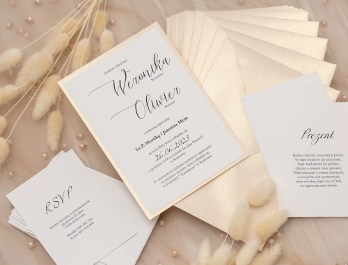 Minimalistyczne zaproszenia ślubne w kolorze perłowego beżu z papierem ozdobnym oraz dodatkowymi wkładkami